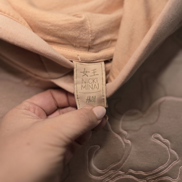 Nicki Minaj x HM Oversize Embroidered Pullover - Picture 4 of 8